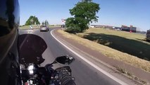 Un motard filme un chauffard qui double n'importe comment et va le corriger!