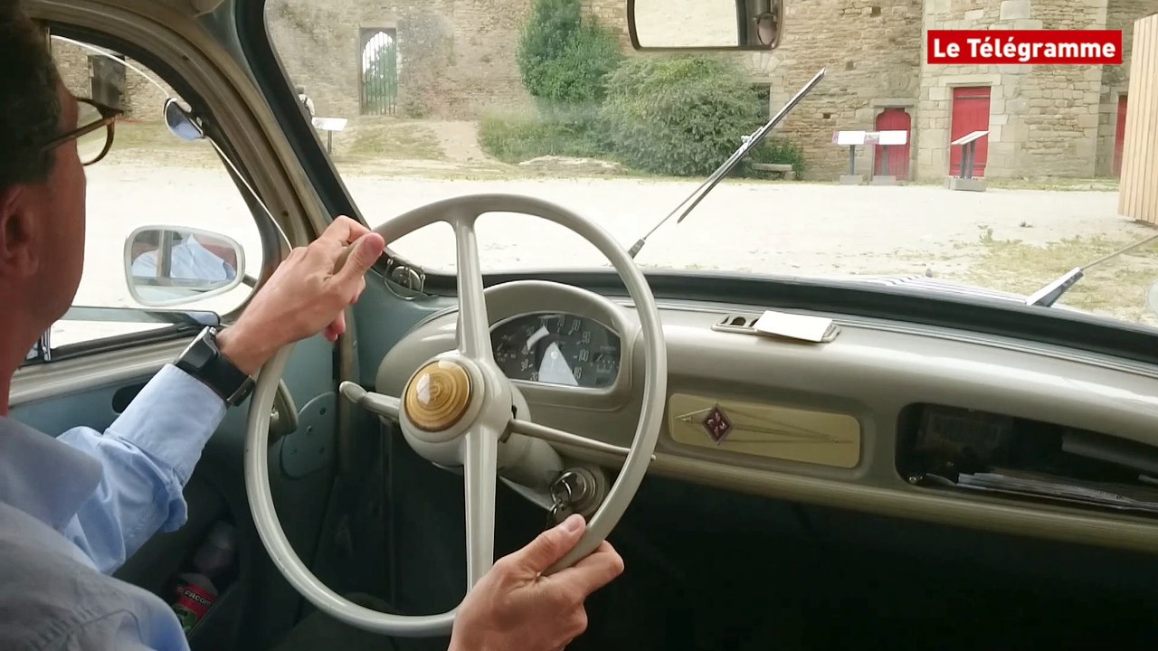 Presqu'île de Rhuys . Un office de tourisme dans une 4CV !