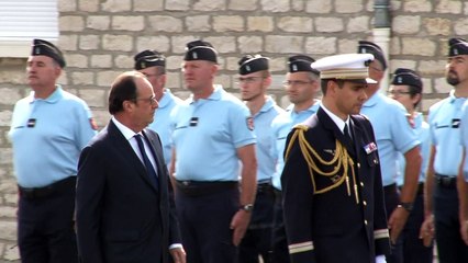 Hollande à la rencontre de réservistes de la gendarmerie