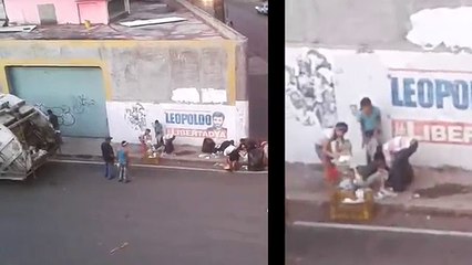 Entre jóvenes y niños se ven buscando comida en bolsas de basura