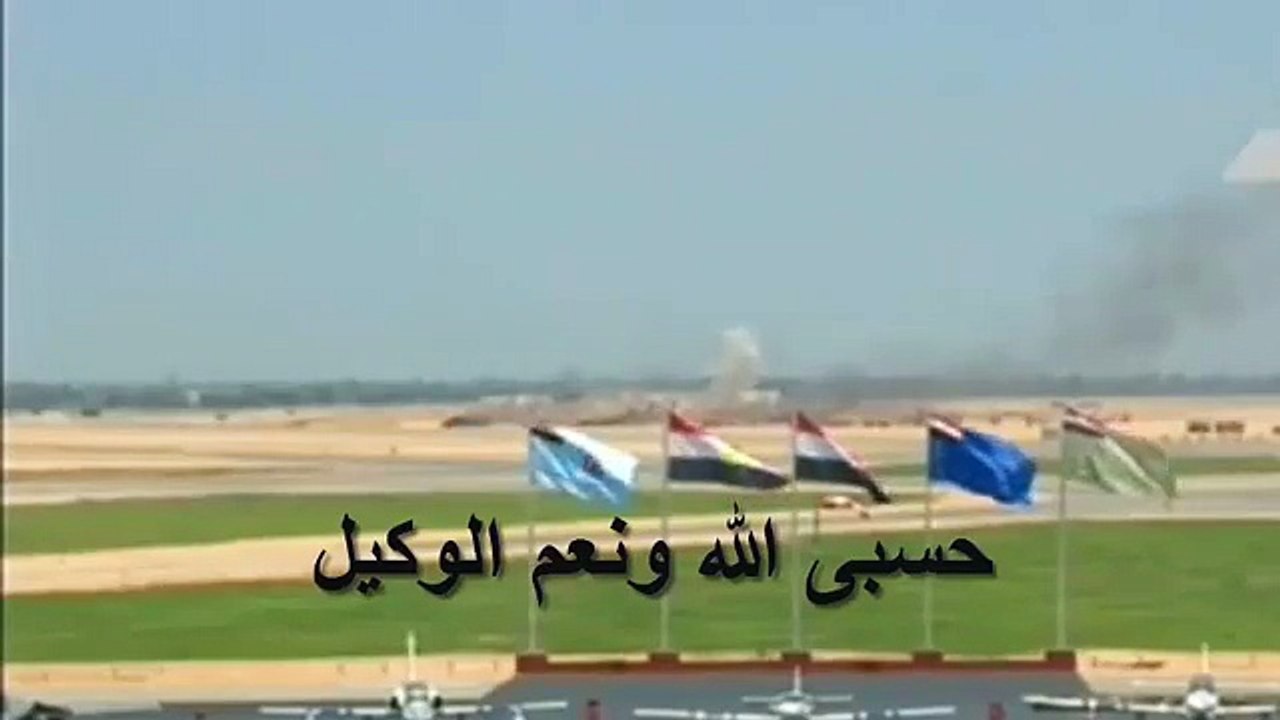 جنود الجيش المصري يطلقون النار على 'مجسم مسجد' خلال حضور السيسي لحفل تخرج بالكلية الجوية.