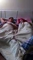 Un Payou donne une grosse claque à sa femme qui dort