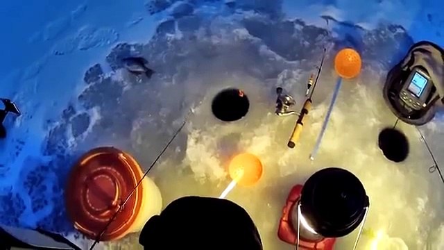 Soğuk kuzey ülkesinde buzda balık avı.