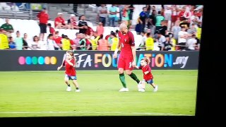Polen 3 - 5 Portugal Pepe celebration with his kids
