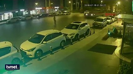 شاهد كيف نجا شاب تركي من الموت بعد أن دهسته دبابتين