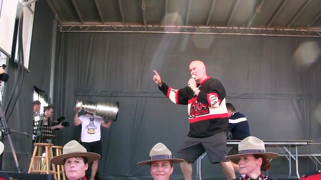 Sidney Crosby shows off Stanley Cup to hometown fans