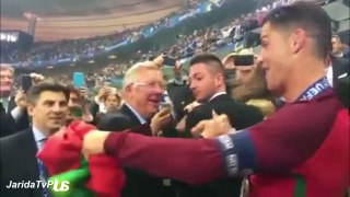 Finale Euro 2016 : Sir Alex Ferguson félicite Cristiano Ronaldo et les joueurs portugais