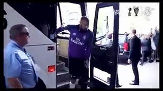 La réaction de Benzema qd il voit des supporters algériens avec le drapeau