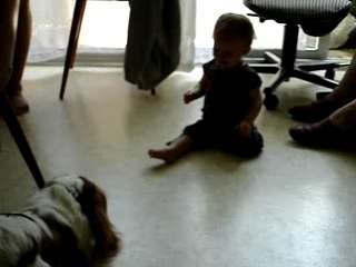 Mathilde joue avec le chien