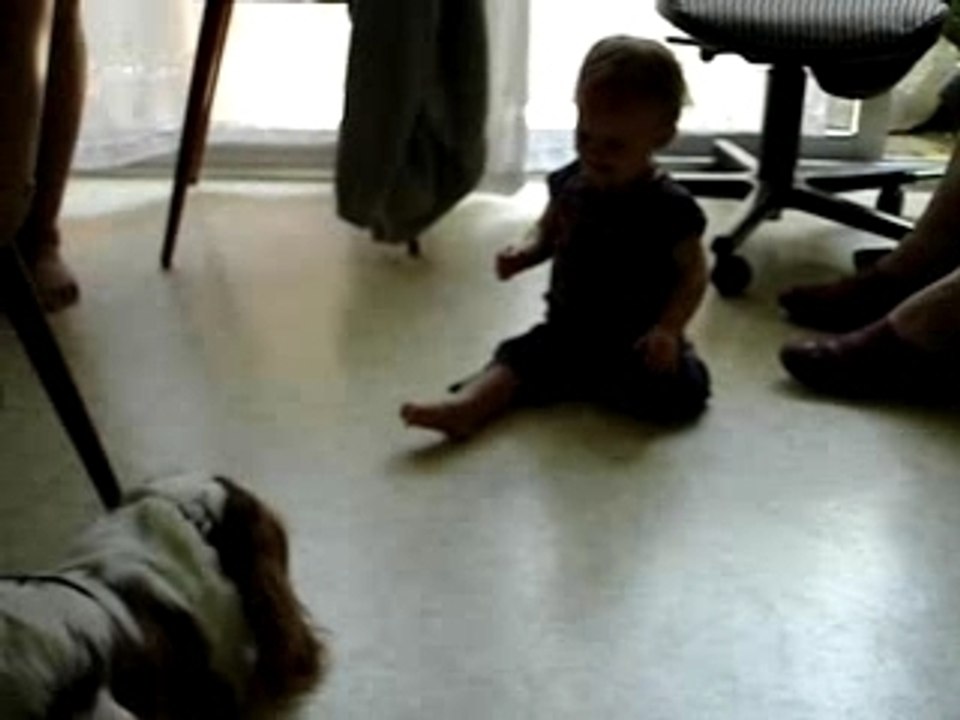 Mathilde joue avec le chien