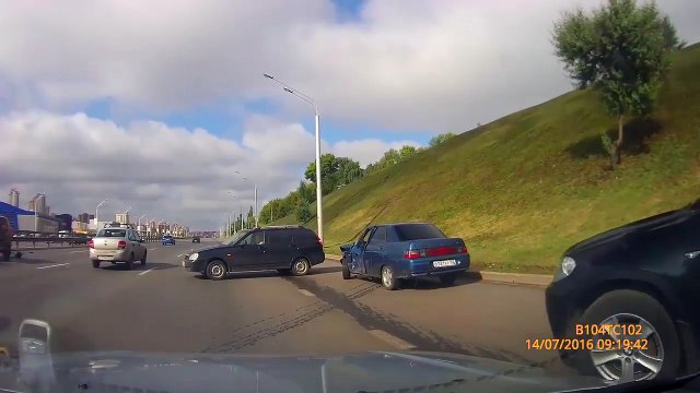 Une voiture venue de nul part provoque un accident sur un autoroute russe.