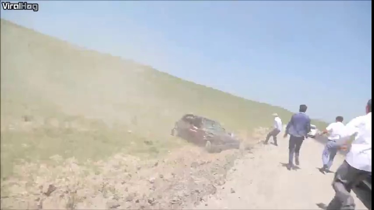 Terrible crash pendant un convoi de mariage : le chauffeur expulsé de sa voiture se retrouve coincé dessous