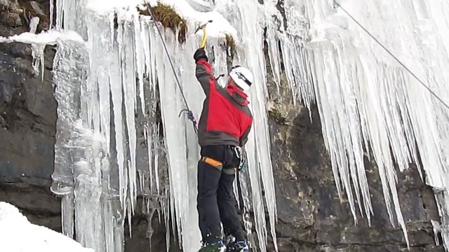 Il tente d'escalader une paroi glacée en train de dégeler : taré!