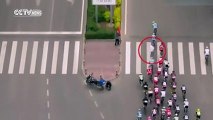 Un piéton traverse en pleine course de vélo en chine et provoque une terrible chute massive