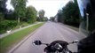 Un motard percute un chien et chute violemment