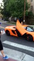 Un Skateur défonce le pare brise d'une voiture de luxe McLaren à 250000€