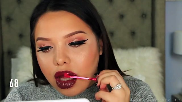 Elle se met 100 couches de rouge à lèvre liquide