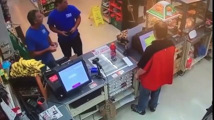 ¿Es esta la mejor manera de enfrentarte a un tipo que te encañona?