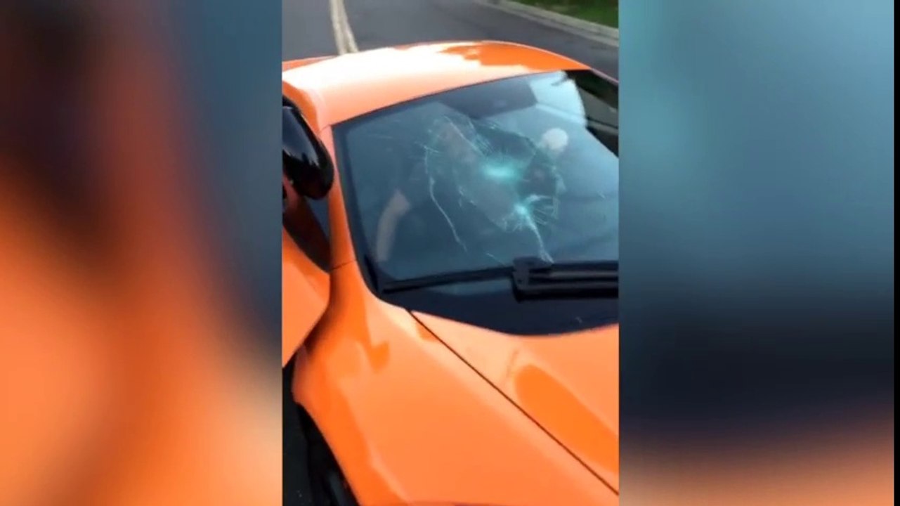 McLaren no respeta paso de peatones y le revientan el parabrisas