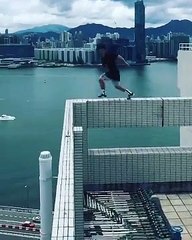 25.katta bir binadan diğerıne atladı