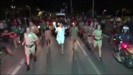 Un homme mécontent tente d’éteindre la flamme olympique avec un extincteur !