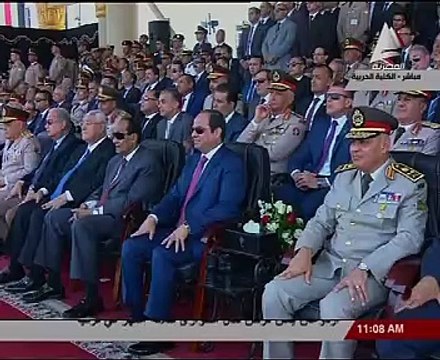 بالفيديو.. طلاب الحربية يرفعون علم تحيا مصر بعروض المظلات