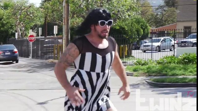 Il vole le sac d'un transsexuel, mais quand il découvre ce qu'il y a à l'intérieur... C'est à mourir de rire !