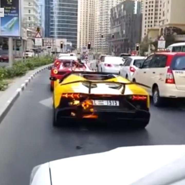 O motorista se emociona e seu Lamborghini pega fogo