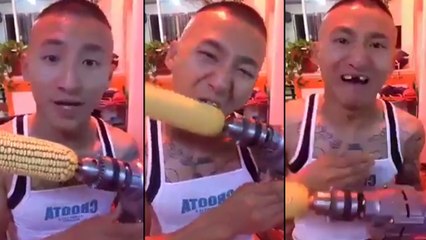 Il mange du maïs dur avec une perçeuse