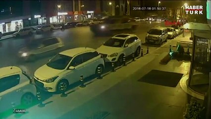 Un homme passe sous deux chars de combat en Turquie