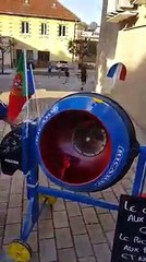 Des supporters préparent du Ricard avec une bétonnière durant l'Euro