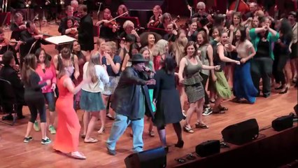 Cette femme en robe noire danse comme une furie sur scène ! Baby Got Back