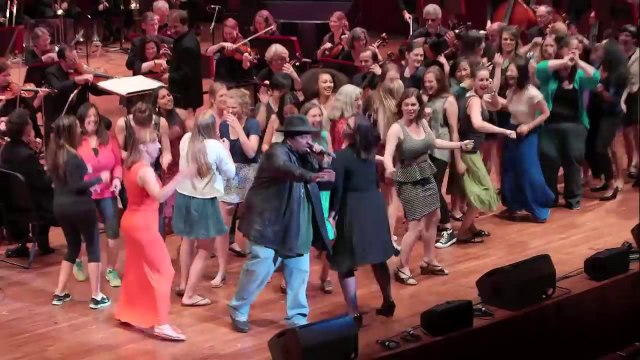 Cette femme en robe noire danse comme une furie sur scène ! Baby Got Back