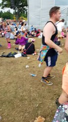 Grosse danse sur "Uptown Funk" en plein festival en Ecosse