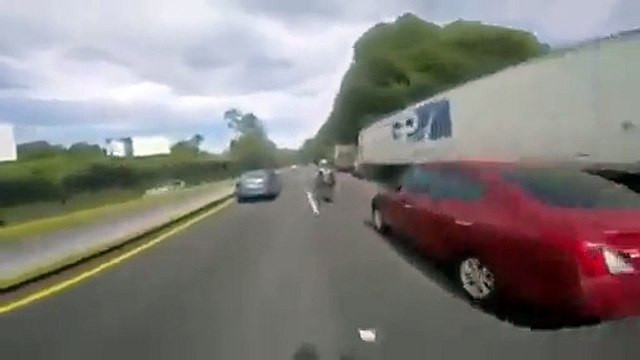 Sa copine ne supportait pas le voir poursuivre le motard, alors elle tire le frein à main !