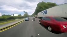 Sa copine ne supportait pas le voir poursuivre le motard, alors elle tire le frein à main !