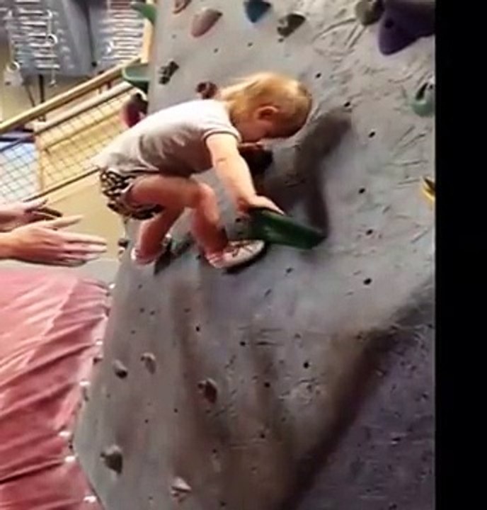 Ce Bebe De 2 Ans Grimpe Un Mur D Escalade Tout Seul Video Dailymotion
