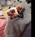 Ce bébé de 2 ans grimpe un mur d'escalade tout seul !