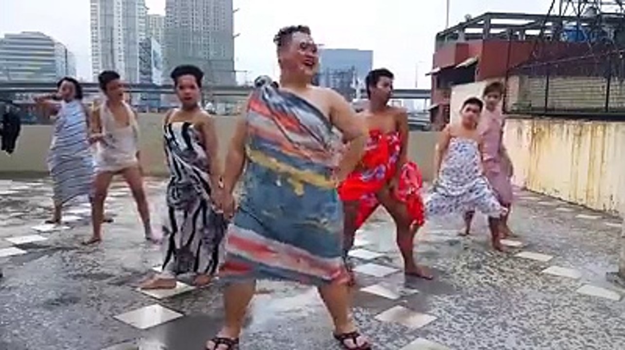 Danse avec des couches culottes