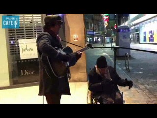 Un sans-abri vient chanter avec un artiste de rue : c'est magnifique