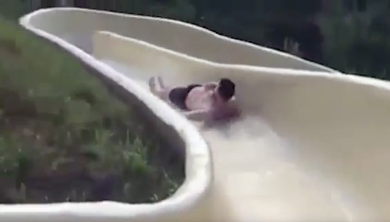 Un homme fait une chute spectaculaire d'un toboggan