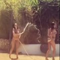 Belen Rodriguez video, doccia sensuale a bordo piscina: la showgirl strega il web [VIDEO]