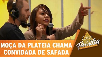 Moça da plateia chama convidada de safada