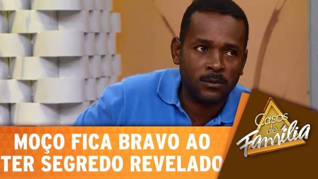 Convidado fica bravo ao ter segredos revelados pela esposa