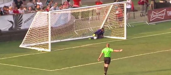 Un gardien marque le but contre son camp de l'année !