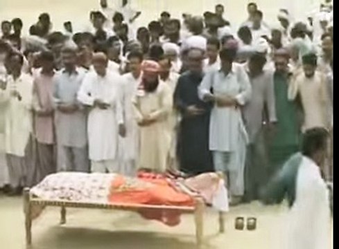 Qandeel Baloch laid to rest - Namaz e Janaza Qandeel Baloch Funeral DG Khan village