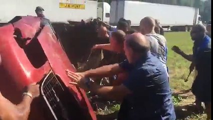 Des inconnus sauvent un homme dont la voiture s'est retournée