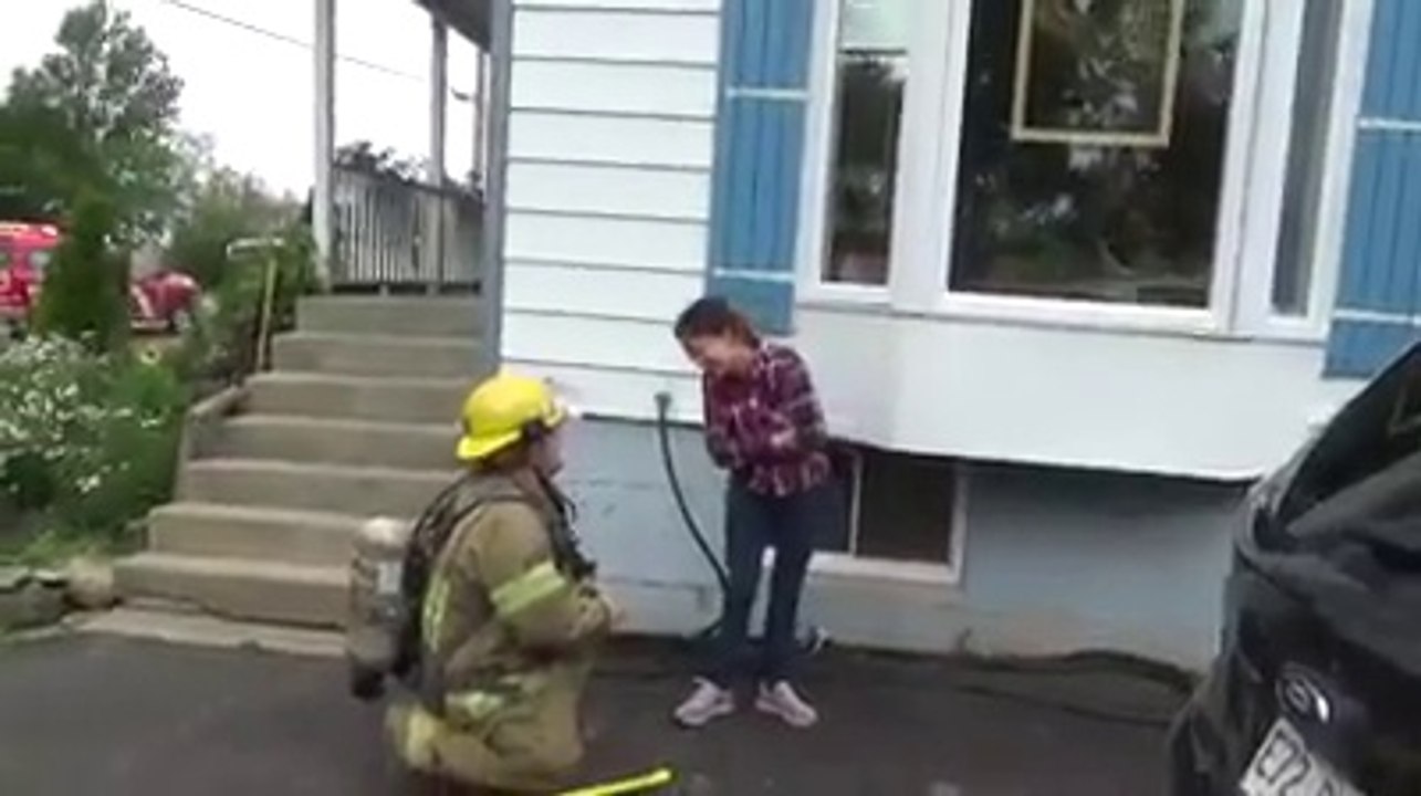 3 camions de pompiers s arrêtent devant chez cette dame... Vous allez vite comprendre pourquoi