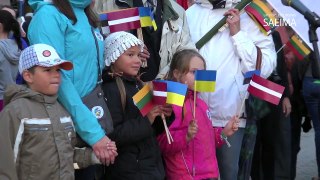 Baltijas ceļa 25.gadadienai veltīta pieminekļa atklāšana Saločos Lietuvā