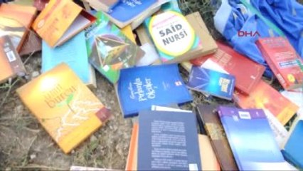 Sakarya'da Fethullah Gülen Kitaplarını Yol Kenarına Attılar